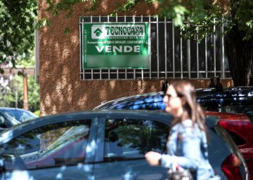 Carteles de venta de viviendas en Madrid capital. 