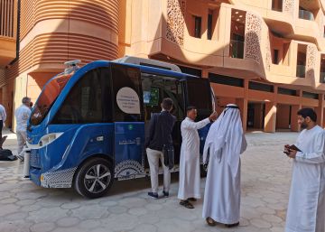 El coche autónomo Navya, en las calles de Masdar City.