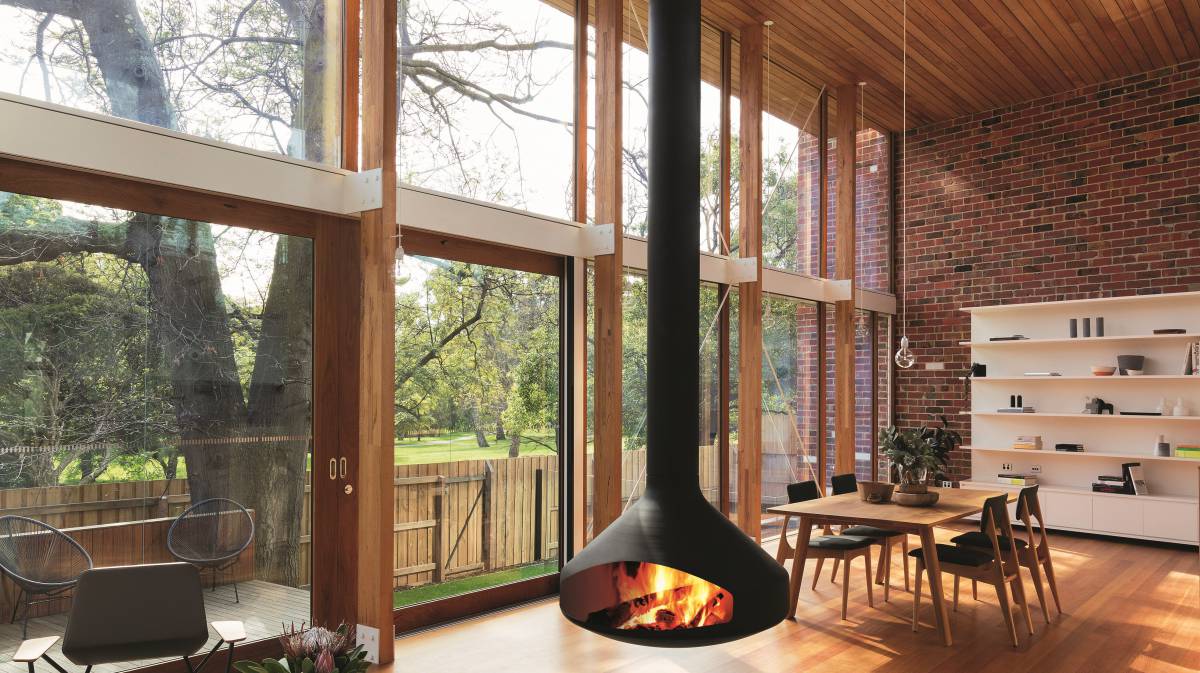 Chimenea central con el hogar suspendido de Focus.   