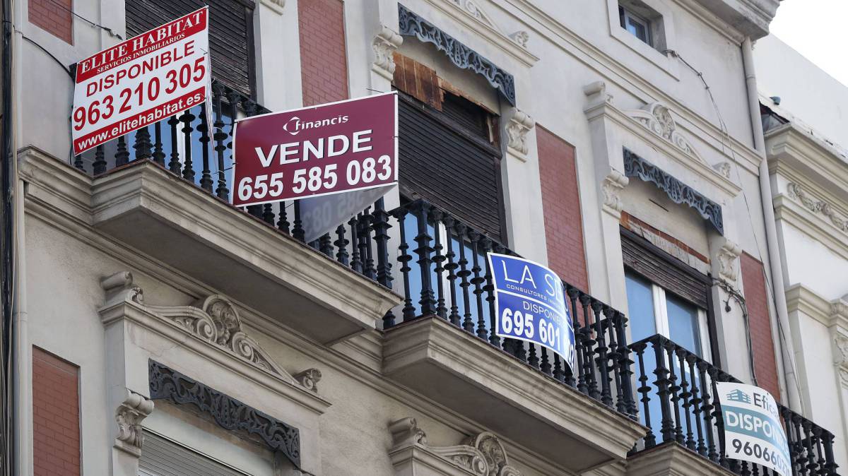 Pisos en Valencia con el cartel de disponibles. 