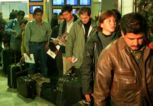 Los primeros ecuatorianos vuelan hacia Quito en busca de un permiso de residencia