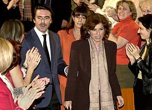 Aznar alaba que Mayor decida "jugársela" para lograr un cambio "posible y deseable" en Euskadi