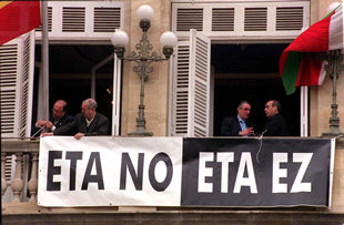 La fachada de la Diputación de Álava exhibe desde una pancarta contra ETA