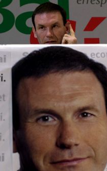 Ibarretxe cuestiona la estrategia de Redondo por caminar "con la derecha española"