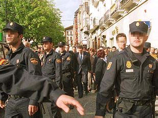 Ibarretxe, abucheado a la salida del funeral por Manuel Giménez Abad