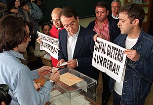 Insultos y pancartas han recibido a los candidatos no nacionalistas en los colegios