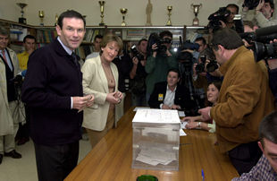 Insultos y pancartas han recibido a los candidatos no nacionalistas en los colegios