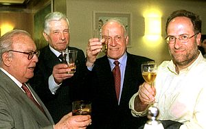 Xabier Arzalluz celebra con otros miembros de su partido la victoria electoral de anoche.