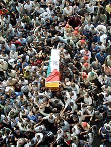   Al menos 12 muertos y decenas de heridos en un atentado en Tel Aviv   En la imagen, miles de palestinos despiden al ministro Huseini (AP).