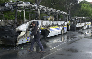 Cuatro encapuchados prenden fuego a dos autobuses de línea en Bermeo