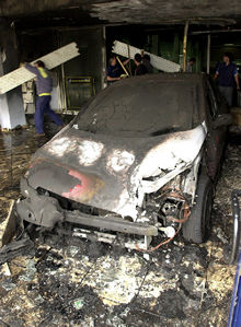 Un grupo de radicales quema un concesionario de coches en San Sebastián
