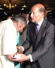   El ex rey Simeón II logra la mayoría absoluta en las elecciones búlgaras   El ex monarca saluda a uno de sus simpatizantes antes de su rueda de prensa tras los comicios.