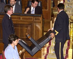 Aznar anuncia una rebaja del IRPF que se aplicará a partir de 2003