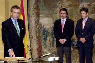 El diplomático Jorge Dezcallar jura su cargo ante Aznar como primer civil al frente del Cesid