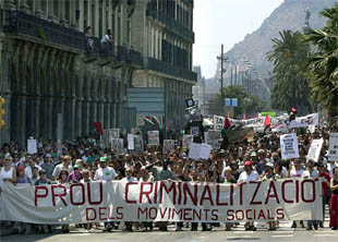 Miles de personas denuncian en Barcelona "la represión policial" en la marcha de los 'antiglobalización'