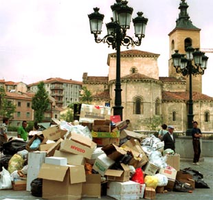   Segovia comienza la retirada de basuras tras 12 días de huelga  