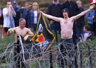   Un millar de manifestantes protestantes se enfrentan al Ejército por impedirles desfilar   