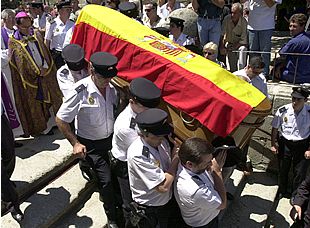Miles de personas salen a la calle para manifestar su repulsa contra ETA