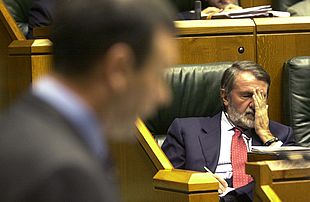 PP y PSOE emplazan a Ibarretxe a derrotar a ETA sin salirse del Estatuto