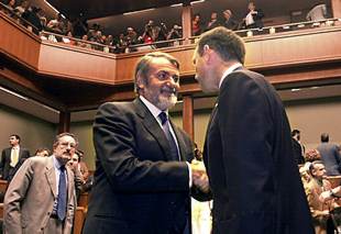 IU apoya por sorpresa a Ibarretxe y no descarta entrar en su Gobierno