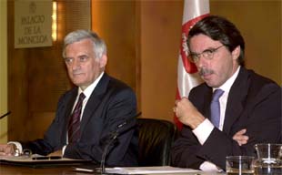 Aznar pide a Ibarretxe que no haga elegir a los vascos entre autogobierno y Constitución