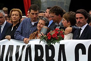   Emotiva despedida a las últimas víctimas de ETA    La viuda y los hijos del concejal asesinado, durante la marcha que ha recorrido las calles de Leitza.