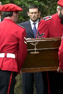 El 'lehendakari' Ibarretxe recibe el féretro del 'ertzaina' asesinado en la comisaría de Tolosa.