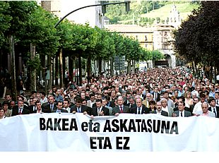 Miles de personas se manifiestan contra ETA en Tolosa y Pamplona