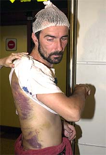   Los españoles detenidos en Génova regresan con contusiones   