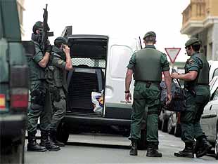 La Guardia Civil encuentra 14 kilos de explosivos en un piso de la familia del terrorista huido