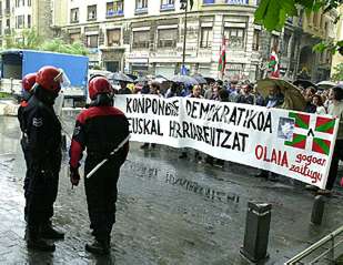 Un artefacto explota en la casa de un militar en Vitoria sin causar heridos