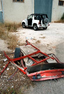   Un muerto y tres heridos tras una explosión de petardos cerca de la localidad alicantina de Benidoleig    En la imagen, estado en el que han quedado el remolque y el vehículo donde transportaban la pólvora. (Foto: OLIVARES NAVARRO)