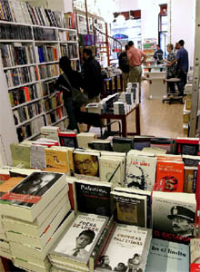 Reabre la librería Lagun en una zona "más tranquila" de San Sebastián para evitar los ataques de radicales