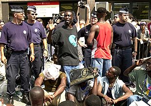 Desalojados un centenar de subsaharianos de una plaza de Barcelona en la que vivían desde hace meses