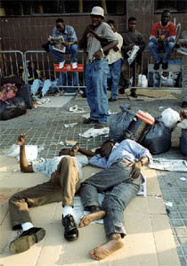 Tensión entre los inmigrantes desalojados del centro de Barcelona tras una noche más al raso