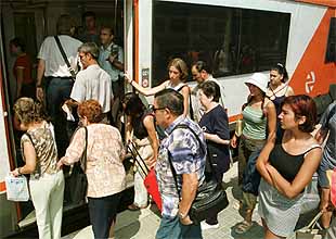 Pasajeros tomando un tren de Renfe.