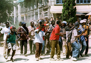 Los inmigrantes se niegan a abandonar la plaza mientras el Ayuntamiento amenaza con un nuevo desalojo.