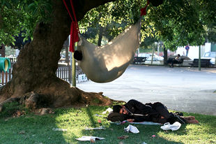 La llegada de la policía provoca la desbandada entre los inmigrantes de Barcelona