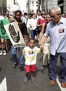 Un millar de personas se manifiesta en Barcelona para pedir la libertad de los inmigrantes detenidos