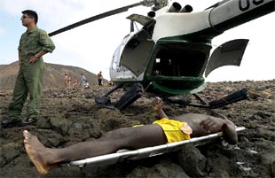 Imagen de uno de los nueve cadáveres de inmigrantes subsaharianos rescatados por la Guardia Civil