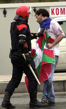 Tres detenidos por incidentes en Bilbao tras la concentración de Batasuna en favor de la 'ikurriña'