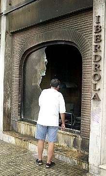 Una veintena de encapuchados ataca con 'cócteles mólotov' varios edificios en Irún
