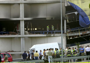 ETA responde a las últimas detenciones con un coche bomba en el aeropuerto de Barajas