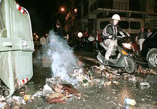 Cincuenta violentos atacan con 'cócteles mólotov' una comisaría de Mondragón