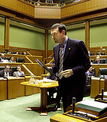 Ibarretxe dice que ETA no puede ser la coartada para eludir el debate político