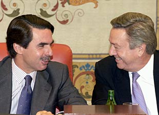 Aznar califica de "chantaje inaceptable" la posibilidad de que el PNV abandone el Parlamento