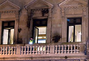 Varios encapuchados lanzan 'cócteles molotov' contra el Ayuntamiento de San Sebastián