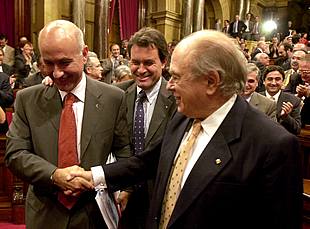 Pujol supera la moción de censura presentada por el PSC sin intervenir en el debate