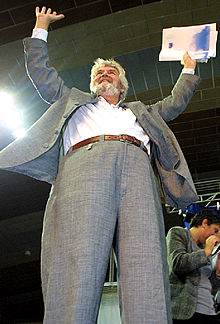 Xosé Manuel Beiras saluda a los simpatizantes del BNG en Vigo.