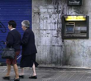 20 encapuchados arrojan &apos;cócteles molotov&apos; contra cinco entidades bancarias en Bilbao